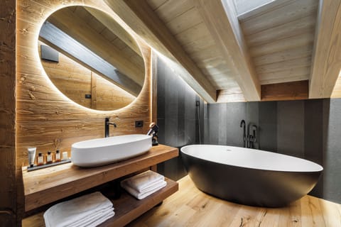 Grand Deluxe balcone vista montagna | Bathroom | Hair dryer, slippers, bidet, towels