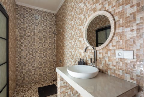 Premium Double Room, 1 King Bed, Sea View | Bathroom | Free toiletries, soap, shampoo, toilet paper