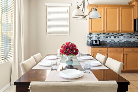 Dining Area w/Seating for 6 (In open concept kitchen)