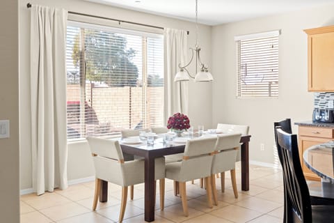 Dining Area w/Seating for 6 (In open concept kitchen)