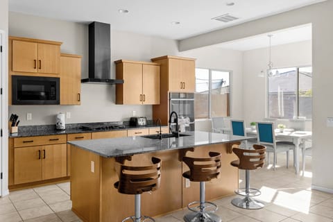 Fully Equipped Kitchen w/Secondary Dining Table & Barstool Island