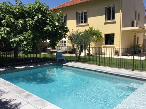 AVIGNON vacation rental, house to rent with all comfort, swimming pool. 8 people. Online reservation with Plaisirs & Maisons de Provence