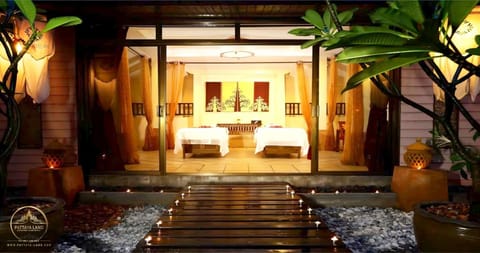 Couples treatment rooms, sauna, hot tub, steam room, hot springs