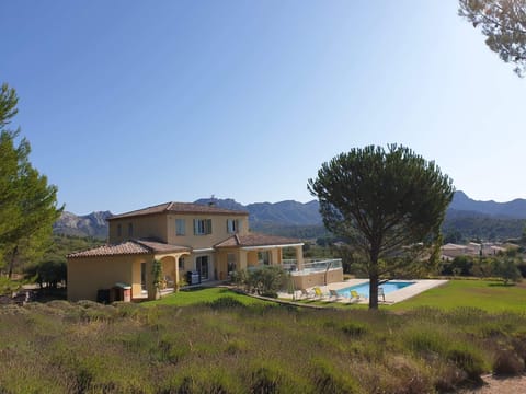 AUREILLE vacation rental, comfortable villa for rent for 12 people. Online reservation with Plaisirs & Maisons de Provence