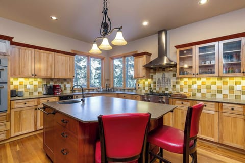 Large windows in the kitchen overlook the Deschutes River.