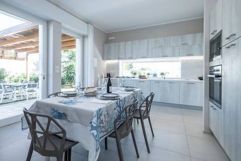 Soggiorno-Cucina_Vista Giard.Piano Cottura_Vista Gazebo1_N.3 accessi in Giardino