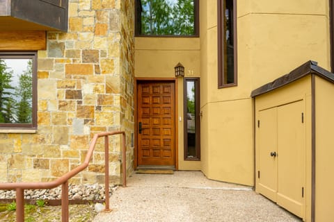 Handrail, Path, Walkway, Floor, Flooring