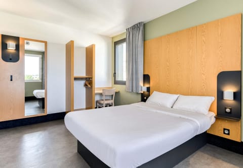 Desk, soundproofing, free cribs/infant beds, free WiFi