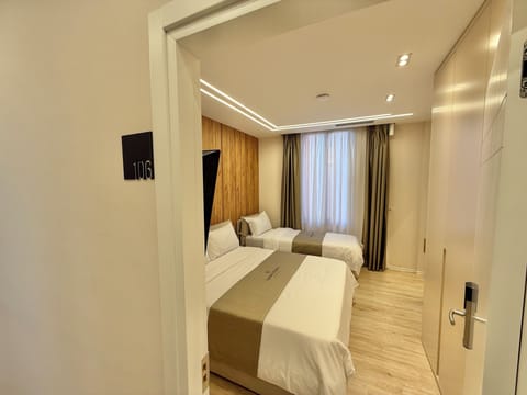 1 Double + 1 Single Bed | Laptop workspace, free cribs/infant beds, free WiFi