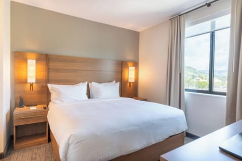 Desk, laptop workspace, iron/ironing board, free wired internet