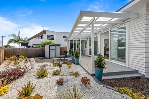 Large garden and outdoor area