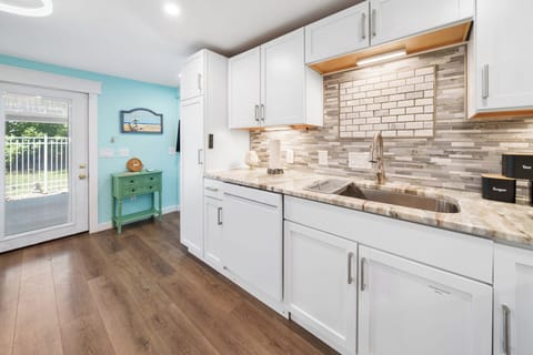 Full-size fridge, microwave, oven, stovetop
