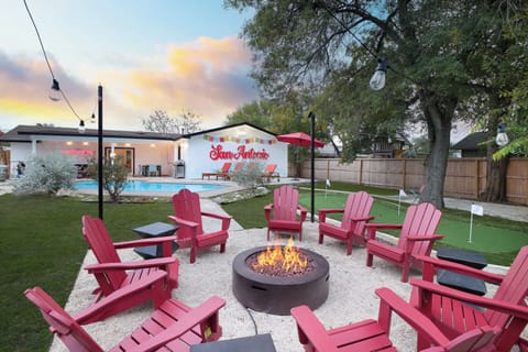 End your day with cozy vibes by the firepit or challenge friends to a round of putt-putt. 