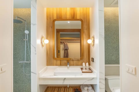 Deluxe Room, Sea View | Minibar, free WiFi, bed sheets