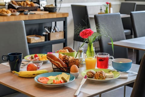 Daily buffet breakfast for a fee
