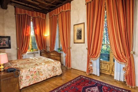 Minibar, in-room safe, desk, free WiFi