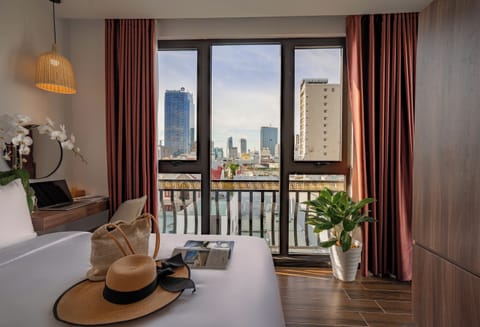 Minibar, desk, soundproofing, WiFi (free)