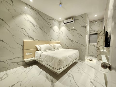 Luxury Double Room, Balcony, City View | Desk, laptop workspace, soundproofing, free WiFi