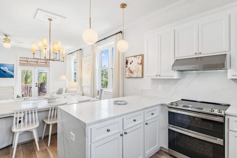 Isle of View - Water's Edge - Second Floor - Kitchen/Dining Area