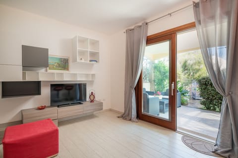 Apartment | Living area | 32-inch TV with digital channels