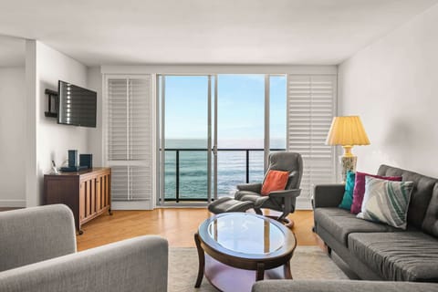 Living room with blue water, sit-down views
