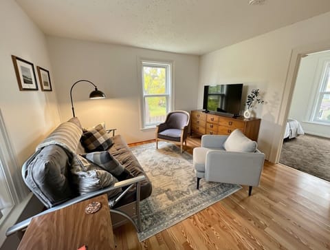 BayCity_LivingRoom_SmartTV