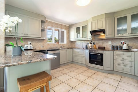 Apartment, Multiple Beds, Pool Access, Ocean View (8 Beach Club ) | Private kitchen | Fridge, microwave, oven, stovetop