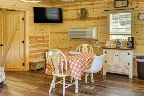 Dining Area | Dishware/Flatware Provided | 1st Floor