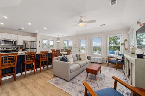 L05: Linkside 05 | TL Living Area - Deck Access