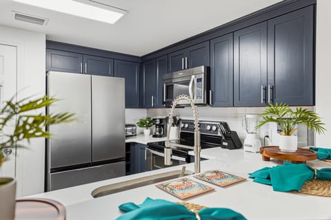 This kitchen is perfect for prepping fresh seafood or beach-day lunc