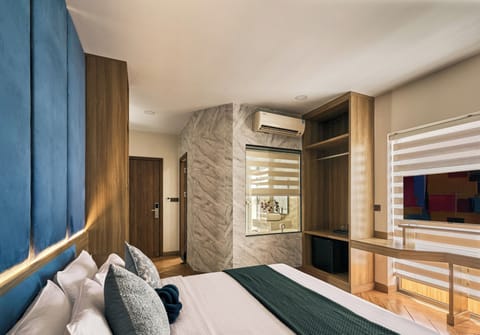 Luxury Double Room, Hot Tub, City View | Egyptian cotton sheets, premium bedding, down comforters