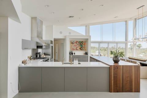 Gourmet kitchen fully equipped.