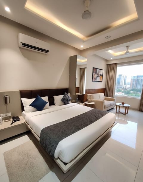 Deluxe Room, City View | Hypo-allergenic bedding, desk, laptop workspace, blackout drapes