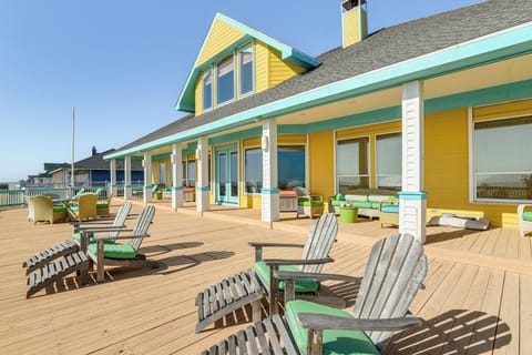 Crystal Beach Vacation Rental | 4BR | 4.5BA | 4,226 Sq Ft | 2 Steps to Enter