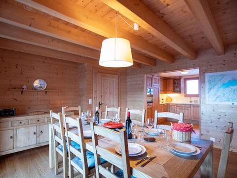 Wood, Home, Cottage, Hardwood, Log Cabin, Wood Stain, Plank, Wood Flooring, Kitchen & Dining Room Table, Lumber