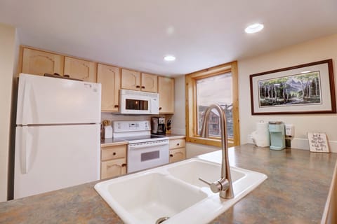 Condo, 2 Bedrooms | Private kitchen | Fridge, oven, coffee/tea maker, toaster