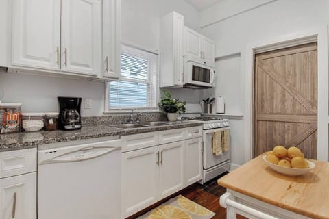 Fully equipped farmhouse kitchen with coffee, sugar, creamer, water filter, wine glasses, pots/pans+ (2)