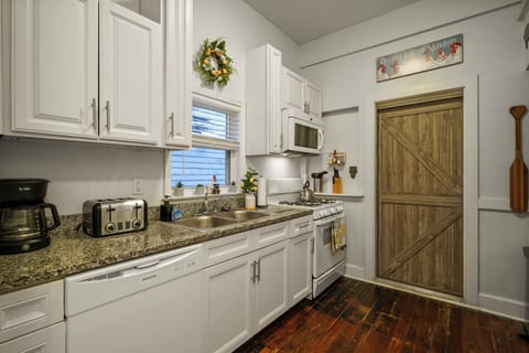 Fully equipped farmhouse kitchen with coffee, sugar, creamer, water filter, wine glasses, pots/pans+ (1)