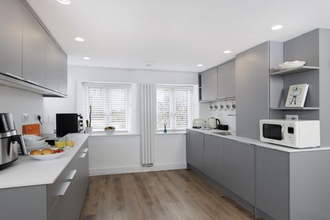 Spacious kitchen with an airfryer, microwave and mini electric oven