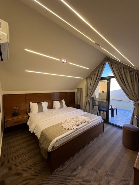Egyptian cotton sheets, premium bedding, pillowtop beds, minibar