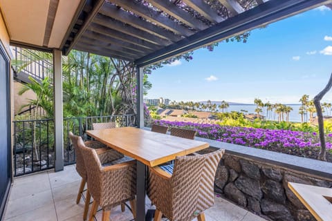 Dine alfresco with sweeping Pacific views and island breezes.