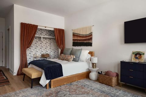Queen bed with twin trundle