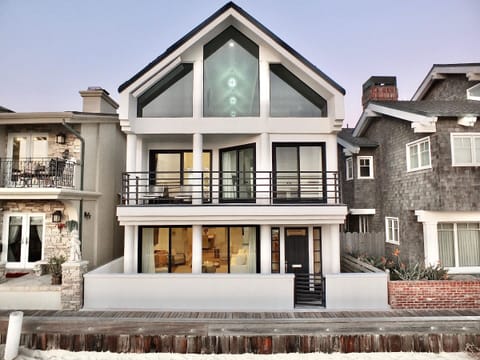 Welcome to Beachfront Estate - LB Peninsula!