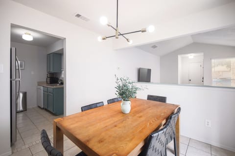 Family dinners are a cinche when you have a great place to cook up meals and set together for some family time.