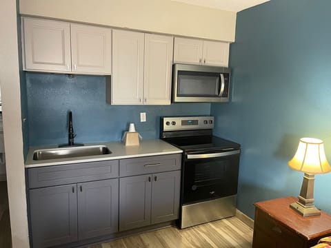 King Studio with Kitchenette, Non-Smoking | Private kitchen