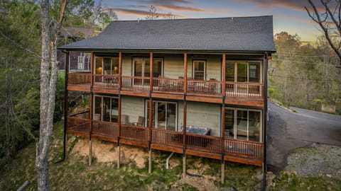 Welcome to Woody's Mountain Lodge – Luxury Cabin in Cobbly Nob