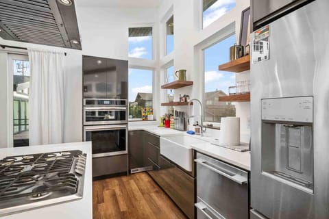 Cook delicious meals for breakfast, lunch, and dinner in this fully equipped kitchen. We suggest grabbing some seafood from a local market.