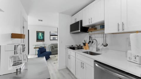 The Ocean @ Naples Boutique - Kitchen