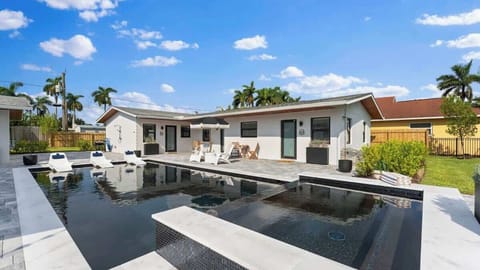 Naples Boutique - Courtyard w/Heated Pool & Spa