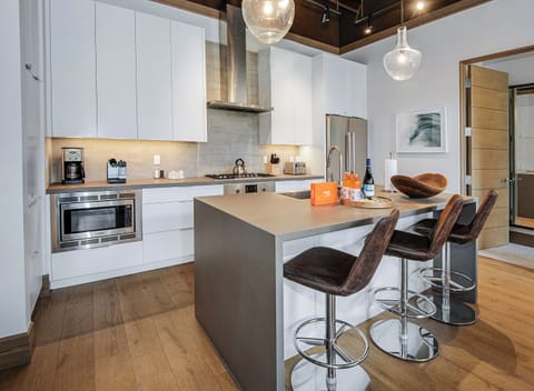 Modern Kitchen with Kitchen Island, Breakfast Bar, and Vaulted Ceilings